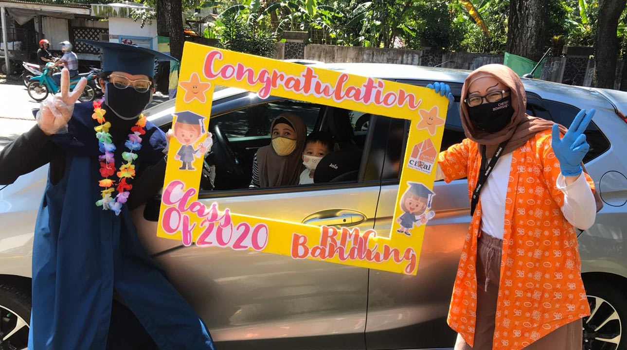 Rumah Main Cikal dan Sekolah Cikal Bagikan Sertifikat Kelulusan Secara Drive Thru