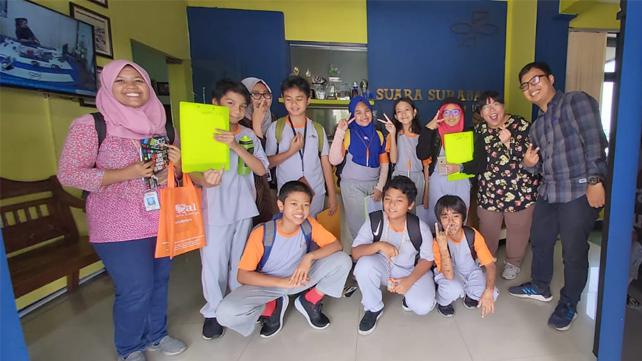Sekolah Cikal Belajar Komunikasi Efektif ke Radio Suara Surabaya